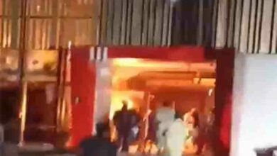Photo of पाकिस्तान के मीरपुर में भीड़ ने KFC रेस्टोरेंट में लगाई आग, फिलिस्तीन के समर्थन में की नारेबाजी