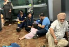 Photo of 20 घंटे लेट हुई एयर इंडिया की फ्लाइट, यात्रियों को बिना AC प्लेन में बैठाया, कई बेहोश
