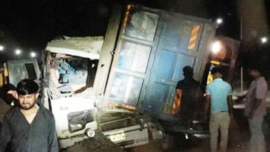 Photo of शाहजहांपुर: ढाबे पर खड़ी श्रद्धालुओं से भरी बस पर पलटा तेज रफ्तार ट्रक, 11 की मौत, 10 घायल